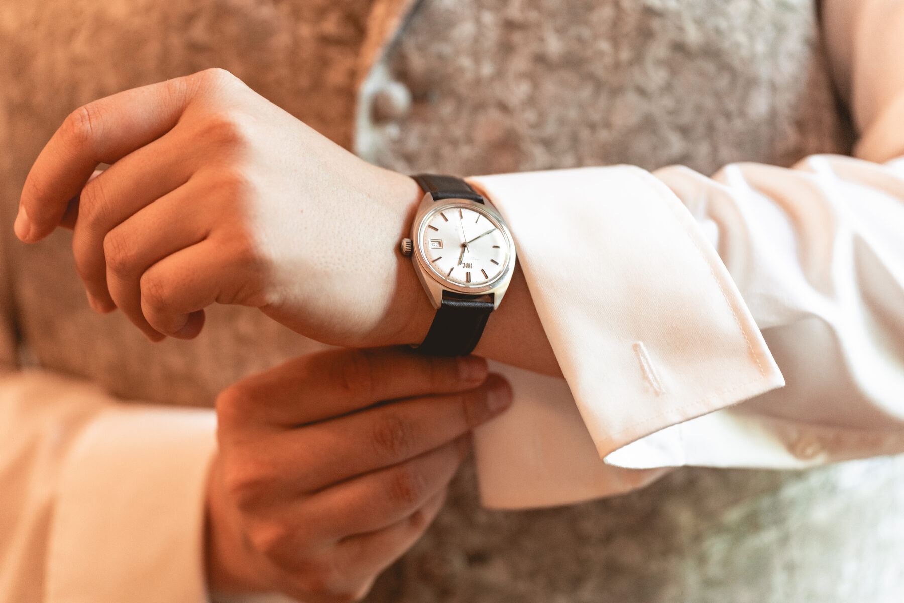Detailaufnahme der Uhr am Handgelenk des Bräutigams