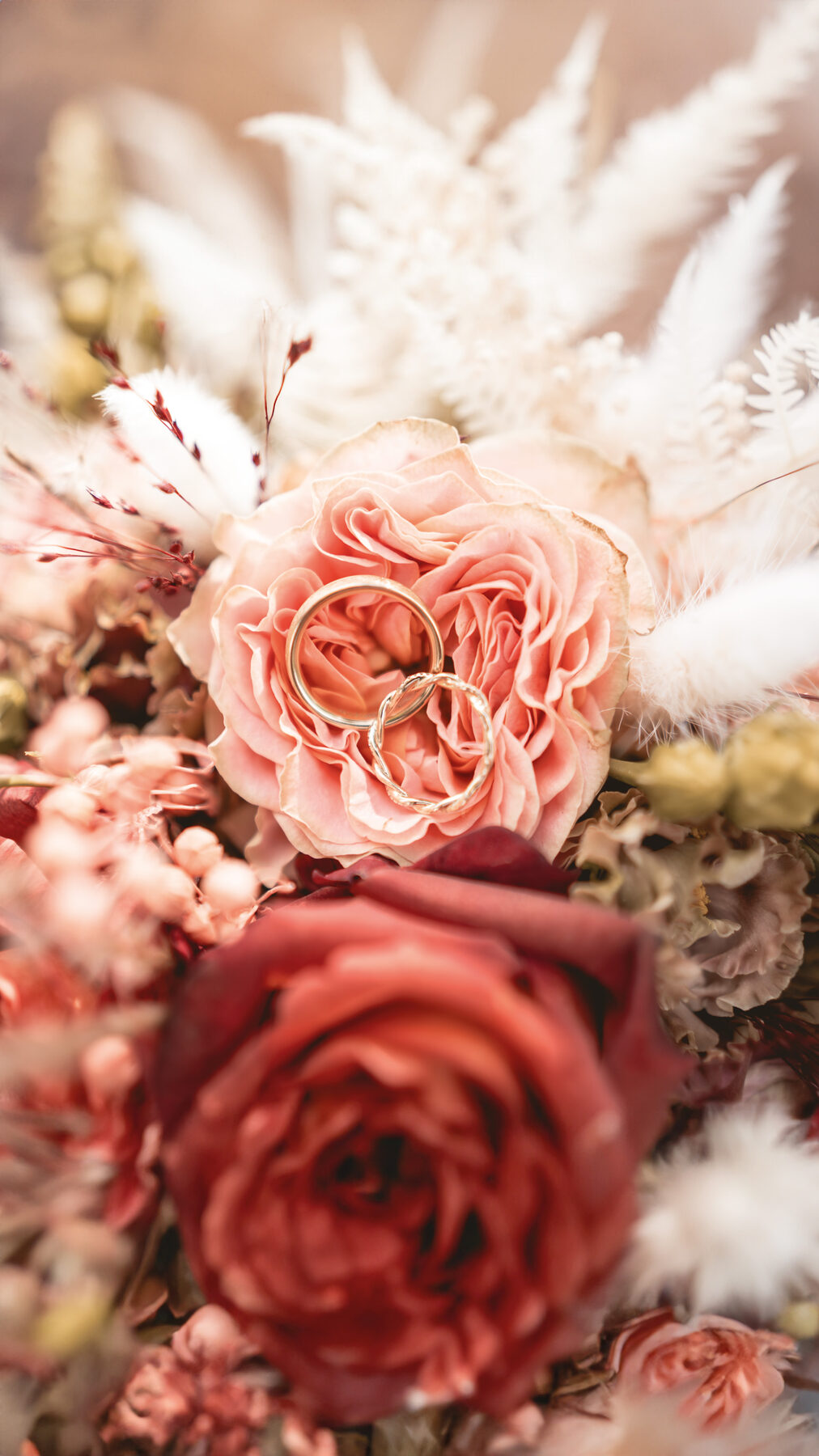 Brautstrauß aus Trockenblumen in Rosé und Rot