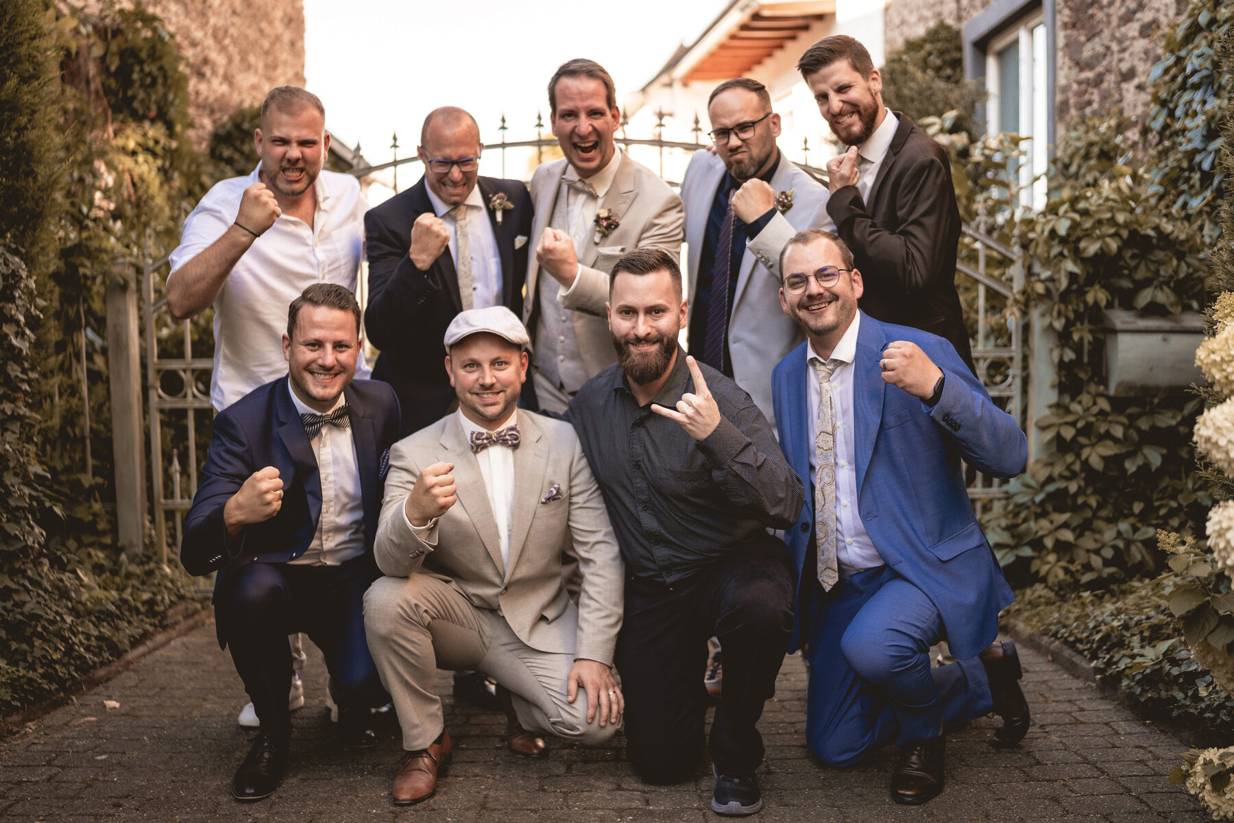 Gruppenfoto der Trauzeugen und Freunde des Bräutigams