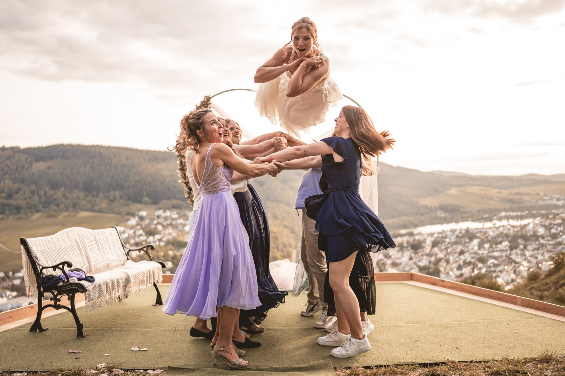 Tanzende Kinder auf der Terrasse der Hochzeitslocation mit Aussicht