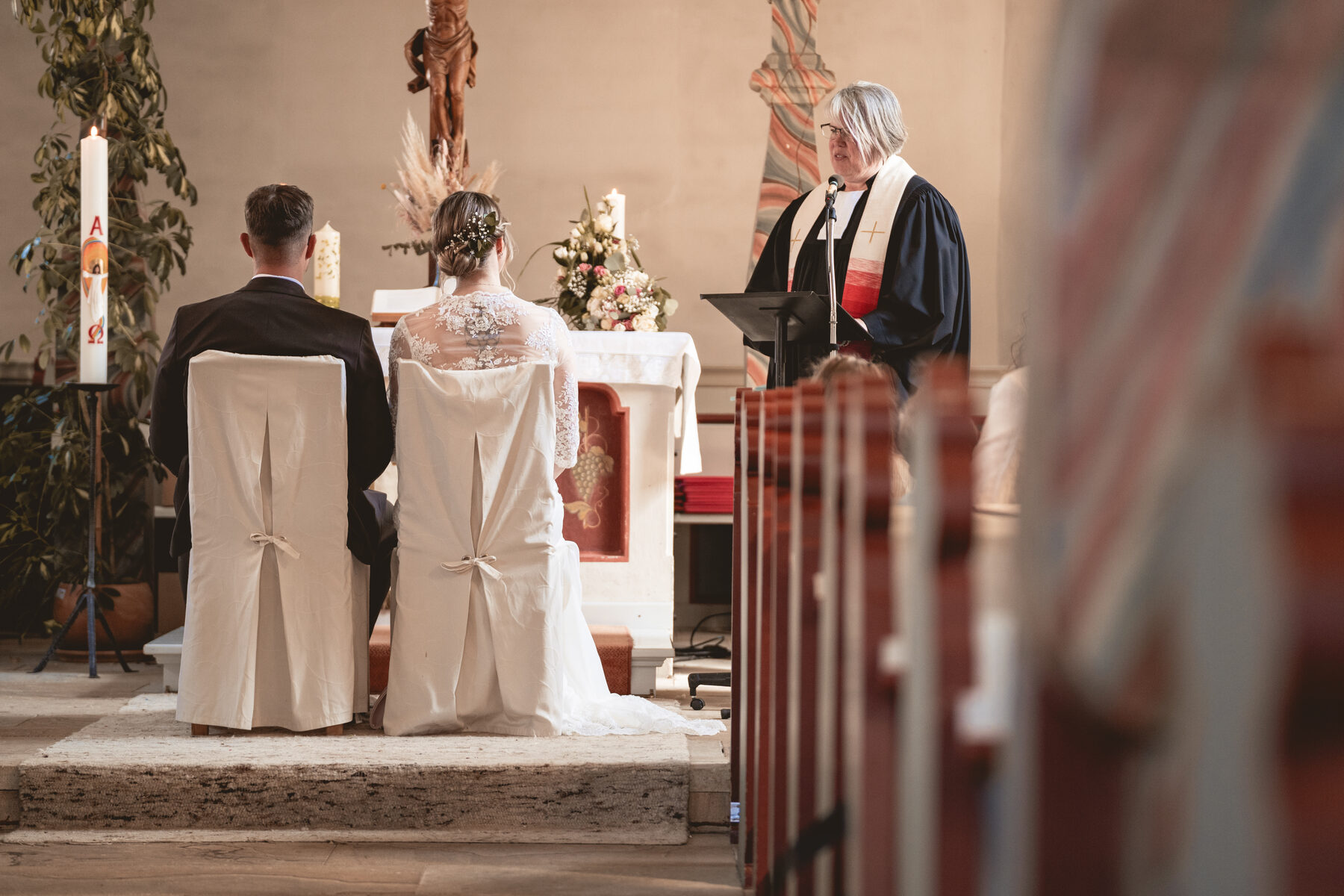 Brautpaar am Altar während der kirchlichen Trauung