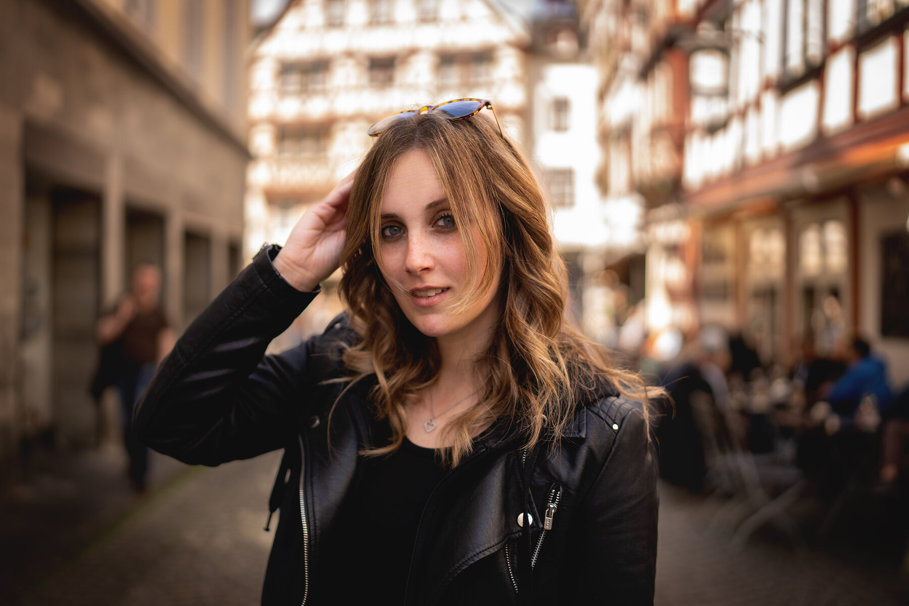 Porträt einer Frau in einer Altstadtgasse
